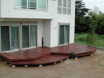 ウリン材のウッドデッキ