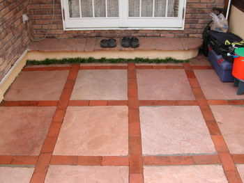 石の平板とレンガを敷いたフロア