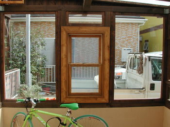 アクリルパネルの壁面と窓